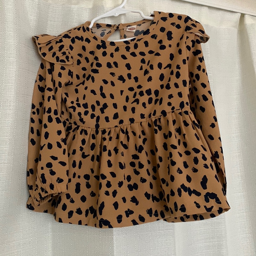 Cheetah Long sleeve size 100/4T in toddlers